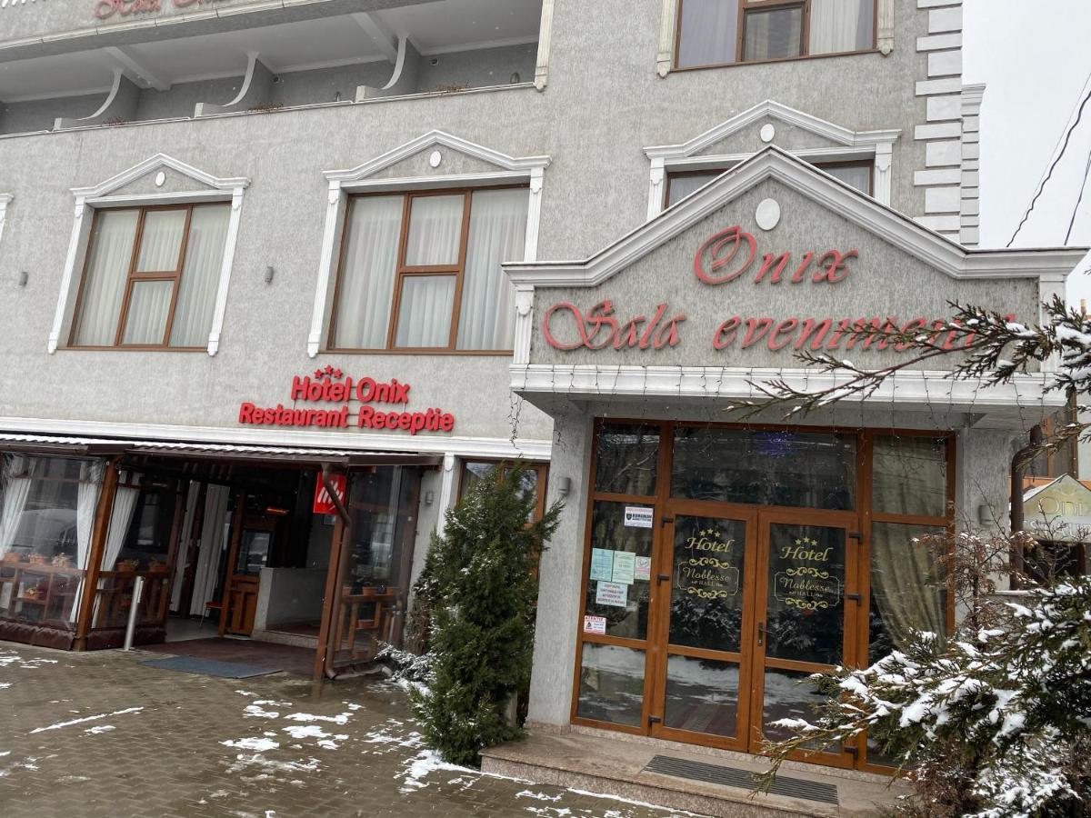 Hotel Onix Roman Exteriör bild
