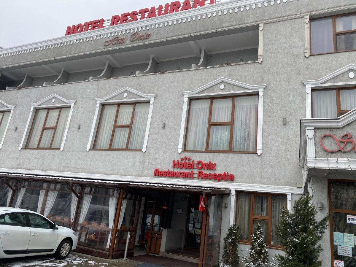 Hotel Onix Roman Exteriör bild